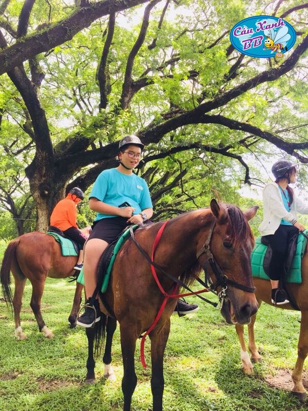 Cao Minh trong đang tập cưỡi ngựa trong trại hè tại SMEAG