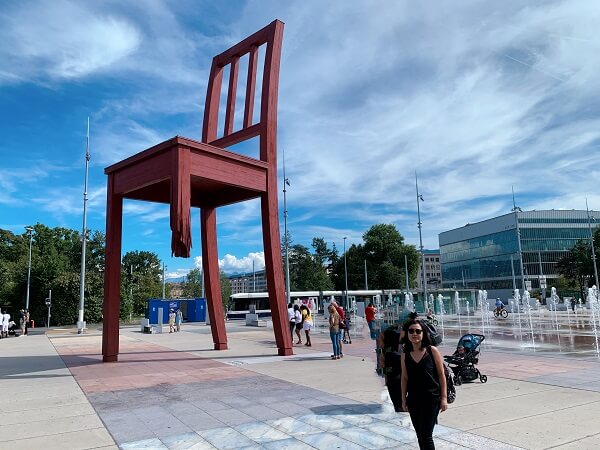 Chiếc ghế gãy một chân trước trụ sở của Liên Hợp Quốc tại Thuỵ Sĩ nhắc nhở cho chúng ta những mất mát bởi chiến tranh, khiến Geneva là biểu tượng của Hoà bình và lòng nhân ái