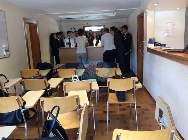 Các bạn sinh viên trường Les Roches trong giờ học Lễ tân