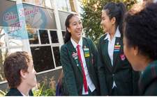 Học cấp ba tại New Zealand, chọn trường Onehunga tại Auckland.