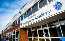 Học 01 năm lớp 12 tại trường Kingsway Academy để lấy bằng Trung học Canada
